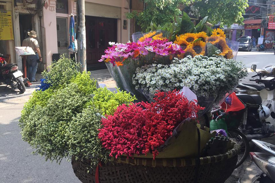 Flower-street-vendor-vietnamrealtour