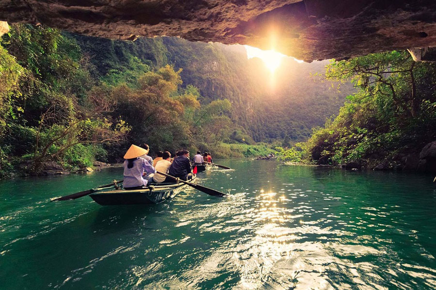 Trang-An-Ninh-Binh-rowing-boat