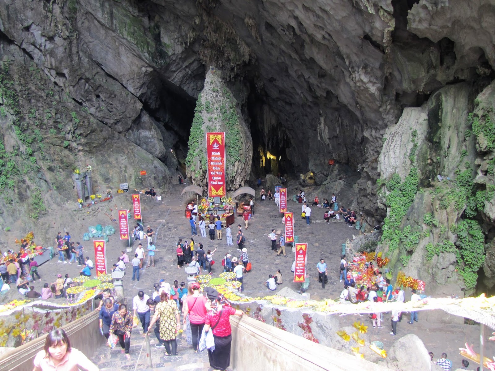 huong-tich-cave-perfume-pagoda-vietnam